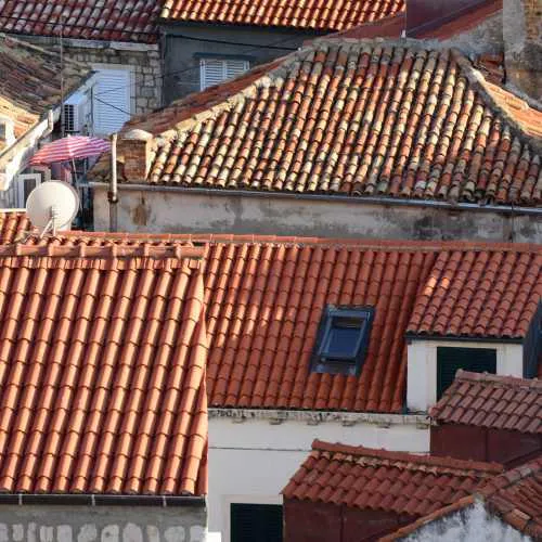 Travaux sur un immeuble pour la rénovation de la couverture en tuiles