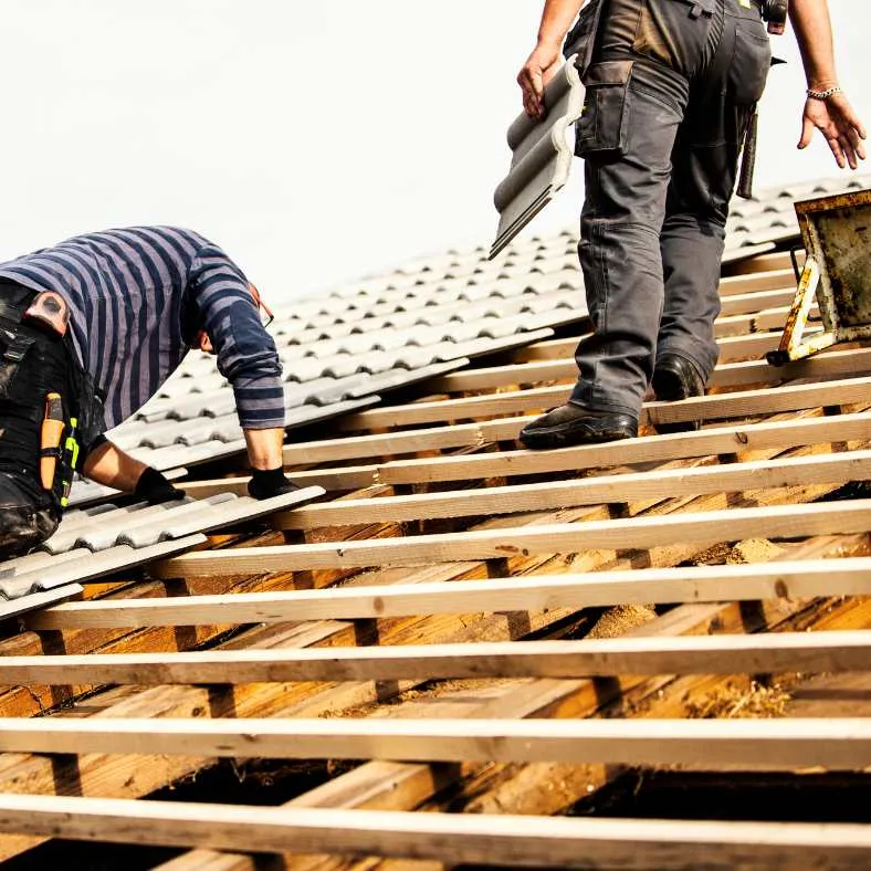 couvreur mérignac gironde travaillant sur une toiture