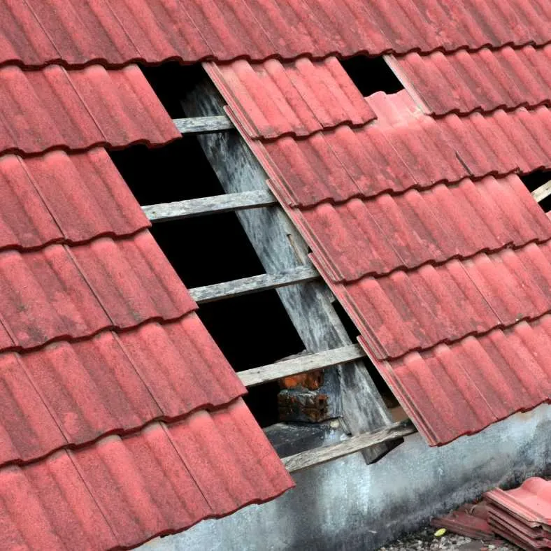 travaux sur un toit suite à des intempéries