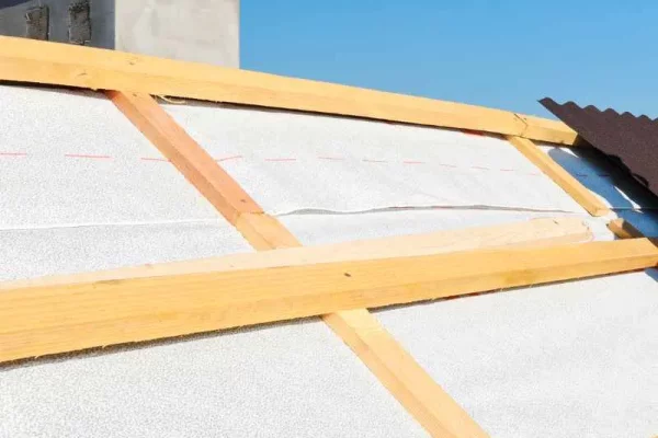 Pose d'écran sous toiture