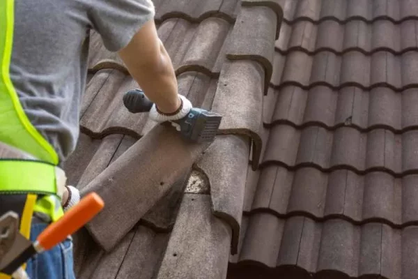 Retrait de l'ancienne toiture en tuiles