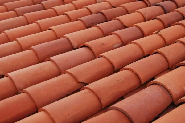 vérification du toit en tuiles